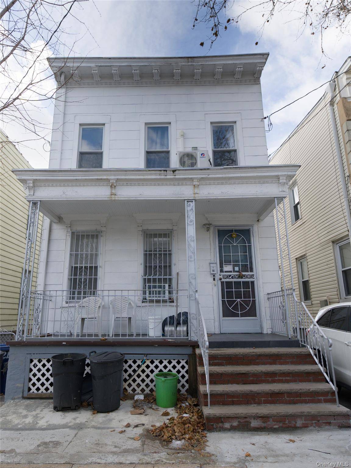 Located on a quiet residential block in the heart of Woodhaven, Well maintained kitchen and living spaces.