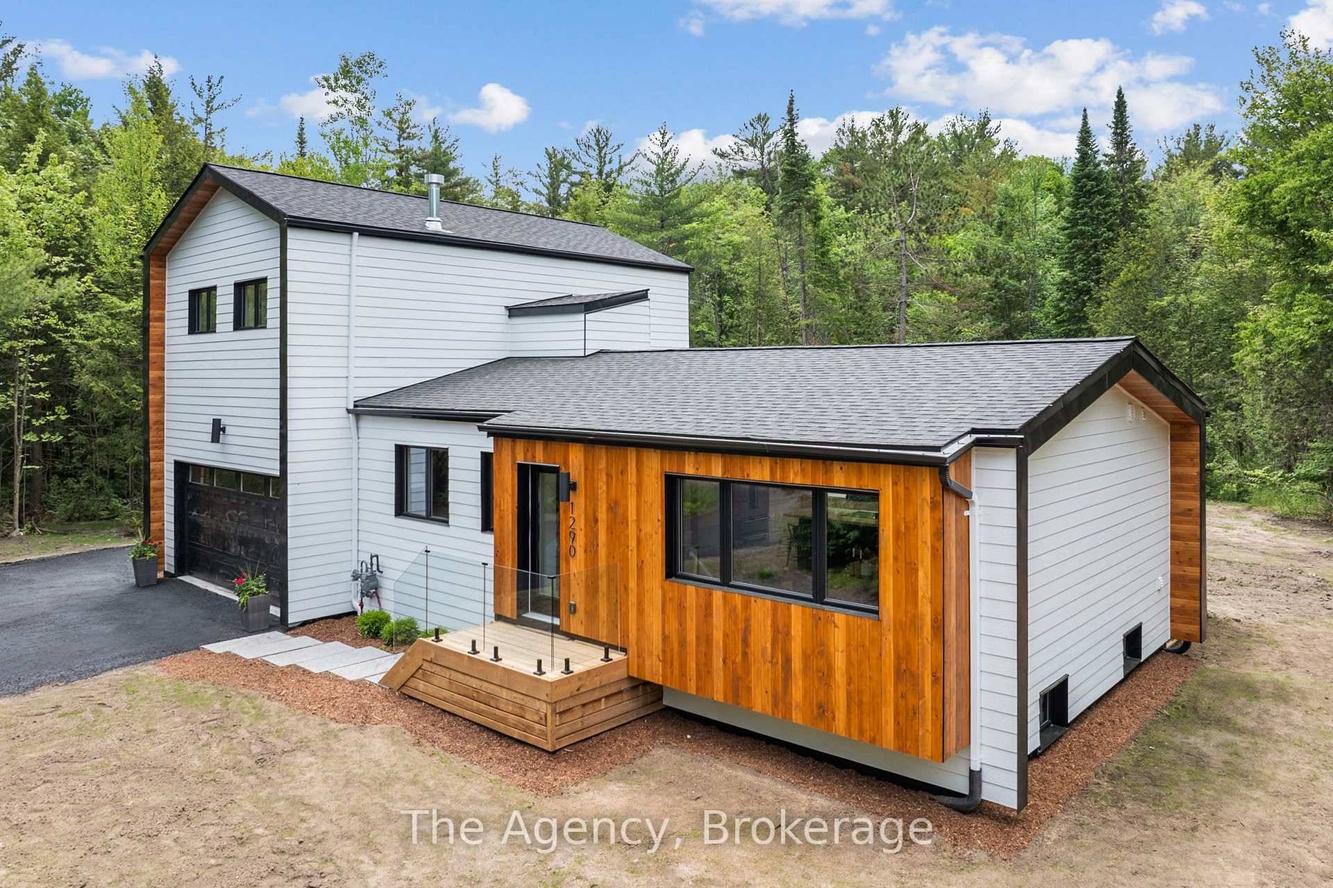 Spacious Muskoka Retreat on Over an Acre In Town Convenience Meets Modern Comfort.