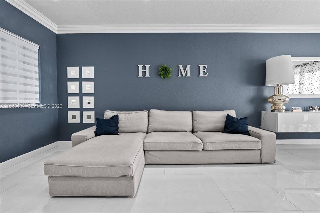 Beautiful 3BD 2. 5BA townhouse located in the desirable Santa Barbara community in Cutler Bay.