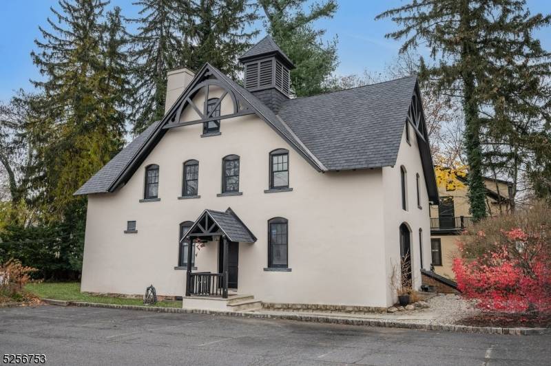 ONE OF A KIND HISTORIC IN TOWN CARRIAGE HOUSE !