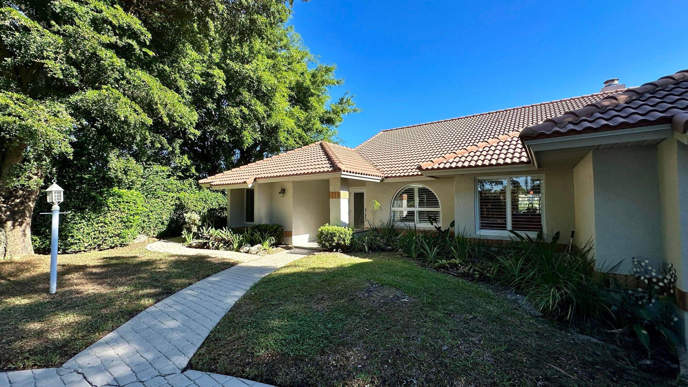 Experience the ultimate Florida lifestyle in this stunning 4 bedroom house, strategically situated in the beautiful Boca Raton.