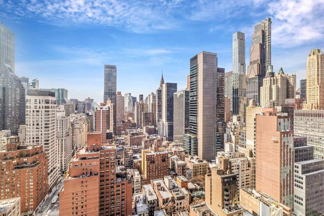 Sophisticated Midtown East Living with Stunning West and East Views Perched on the 31st floor, this pristine 2 bedroom, 2.
