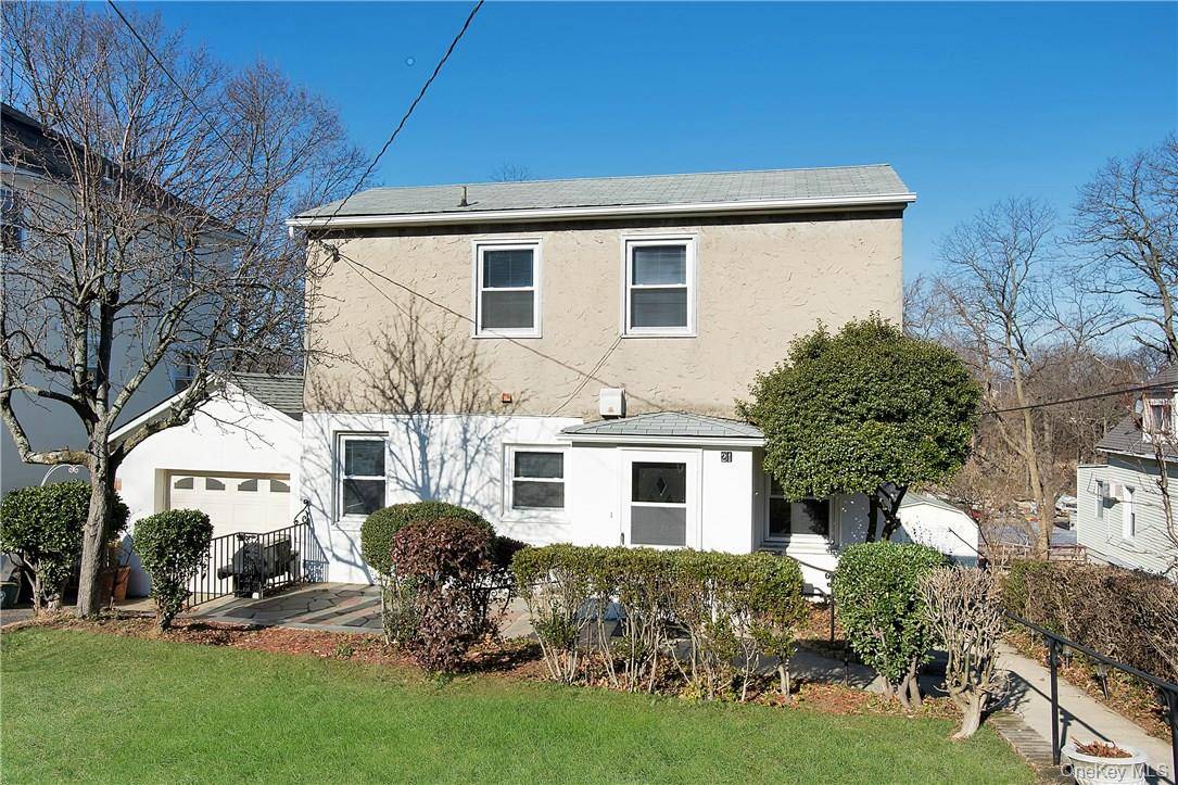 This 4 bedroom, 2. 5 bath house rental offers size and convenience.