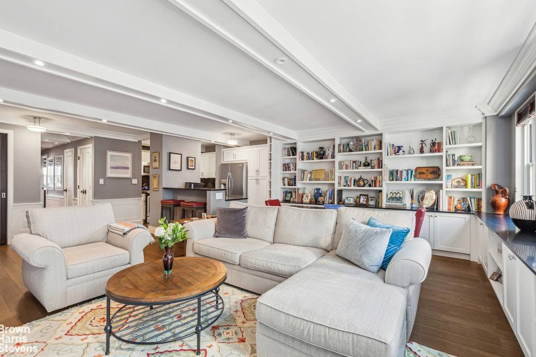MOVE IN READY PERFECT LAYOUT !