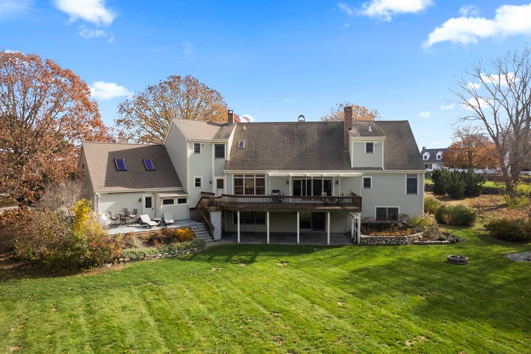 Nestled on a cul de sac on the coveted Wamphassuc Point, this beautiful custom built contemporary home offers a rare blend of elegance, comfort, and coastal living.