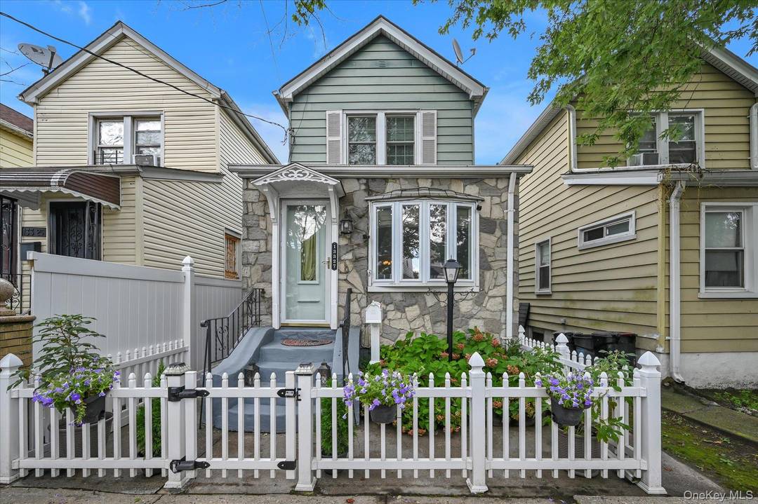 Totally renovated One family house with modern finishes, spacious layout and beautifully landscaped backyard perfect for relaxing or entertaining.