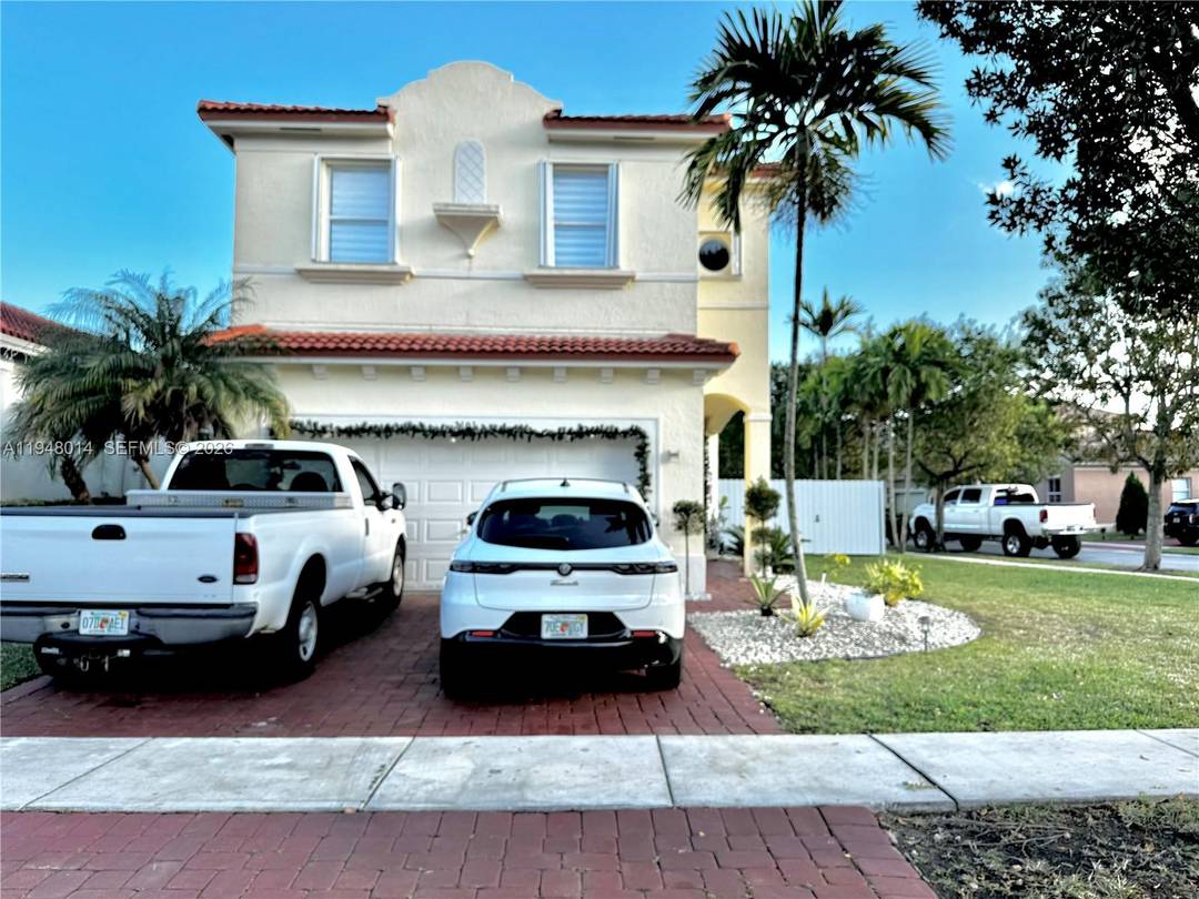 Beautiful home in a gated community in Homestead with strong amenities.