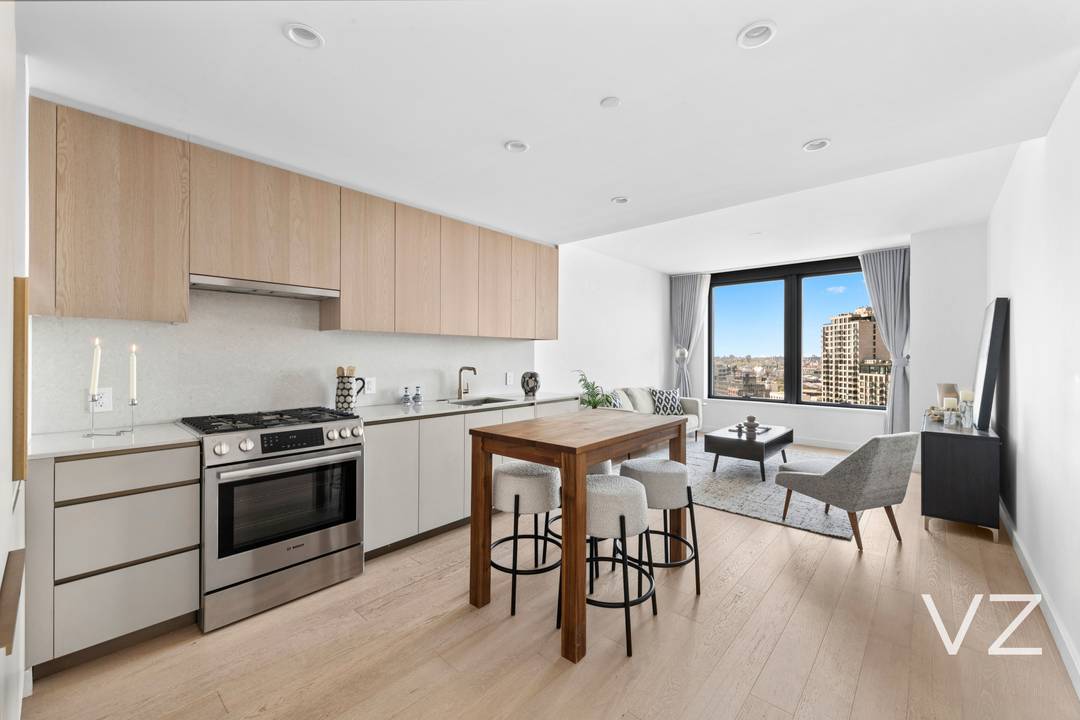 SOUTH FACING ONE BEDROOM AT SKYLINE TOWER Sun drenched on a high floor, offering stunning city views.
