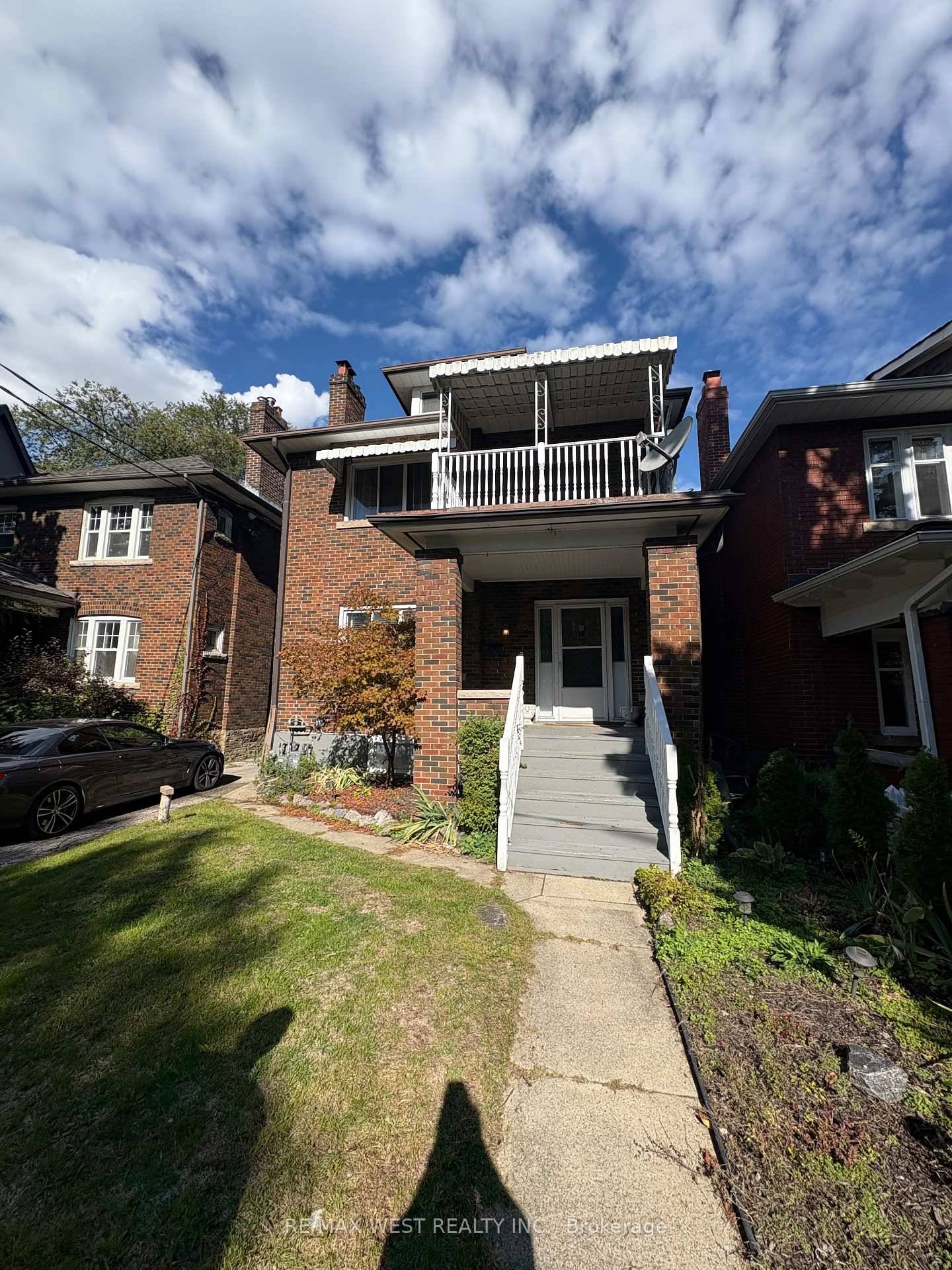 Beautiful And Bright 2 Bedroom Lower Level Apartment Located Steps From High Park, Ttc And Bloor West Village.