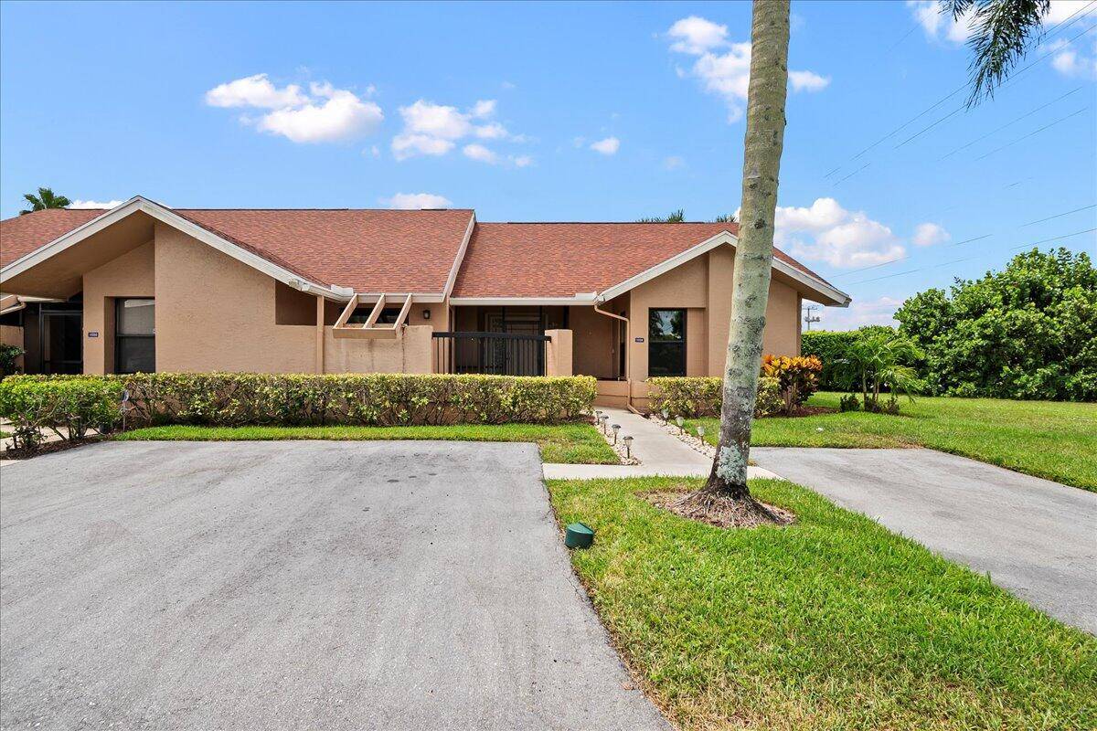 Welcome to carefree living in this beautifully maintained 2 bedroom, 2 bath villa located in sought after Waterberry of Boca Chase, a 55 community !