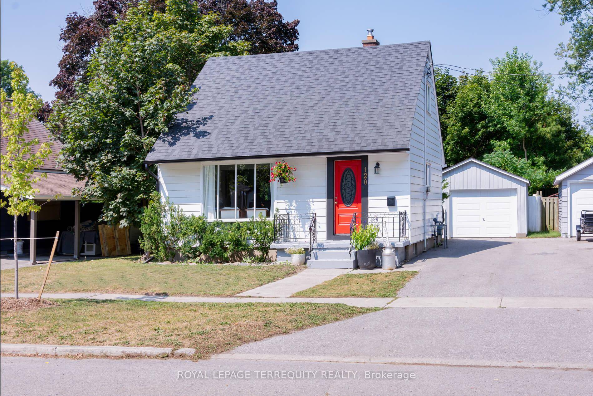 This lovely 3 1 Bedroom Home backs onto the newly finished Exeter Park Splash Pad !
