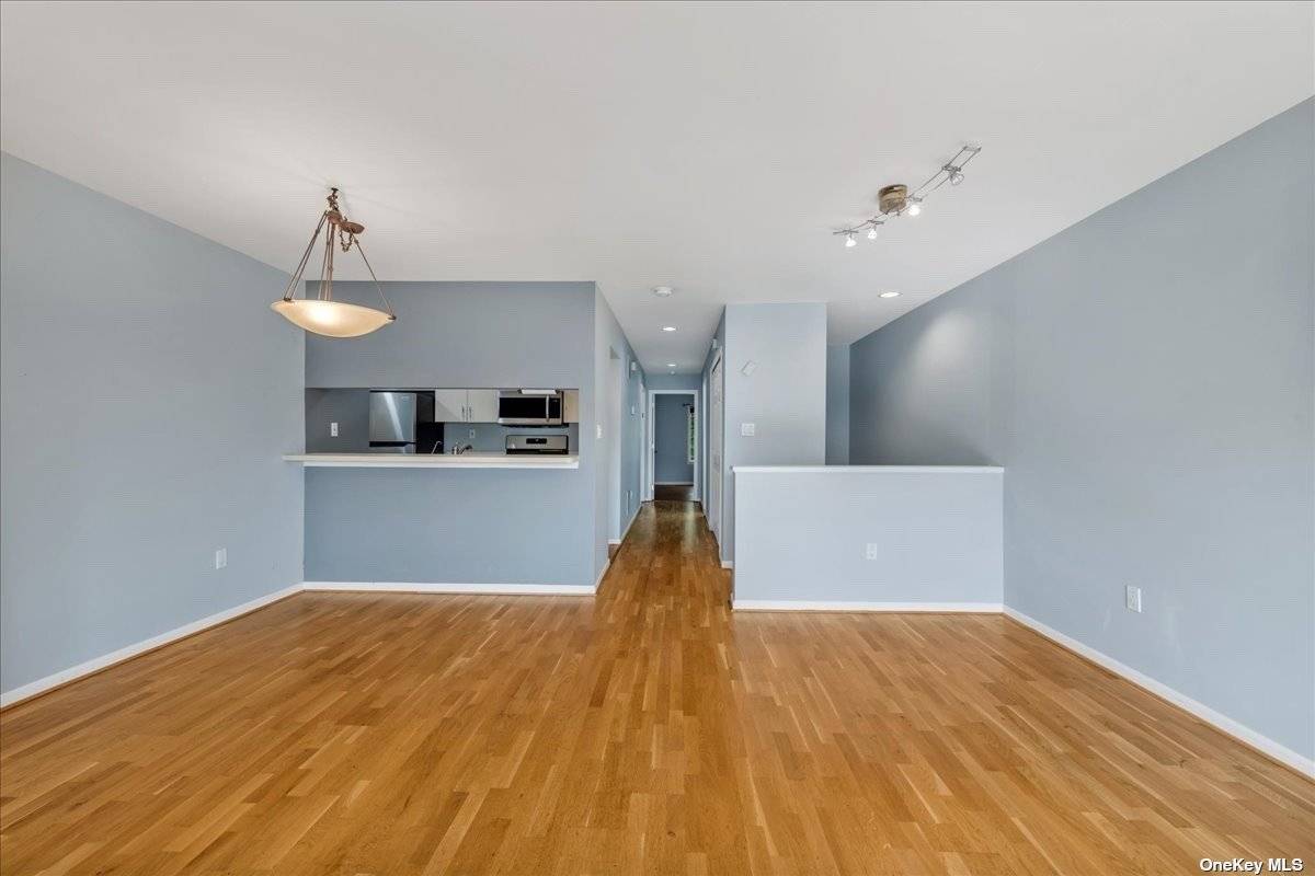 Welcome to this beautiful Arbor duplex Model in Oak Park at Douglaston.