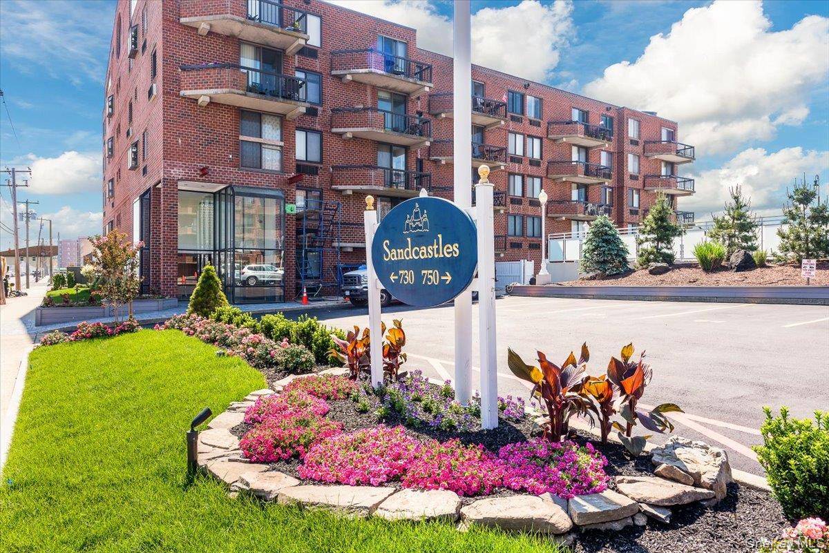 Welcome to this stunning 2 bedroom, 2 bathroom corner condo in a premier oceanfront luxury building.