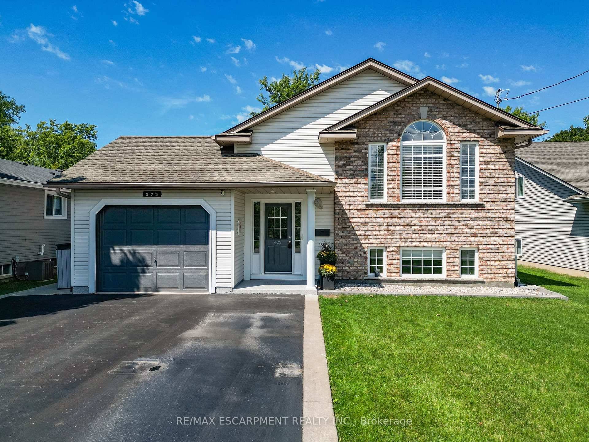 SPACIOUS LIVING, STROLL TO THE LAKE.