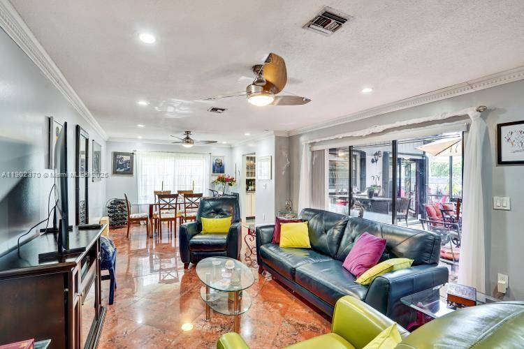 Beautiful Townhouse 3 bedrooms amp ; 3 full bathrooms, one full bathroom on the first floor, located in the very desirable amp ; gated community of Doral Oaks.