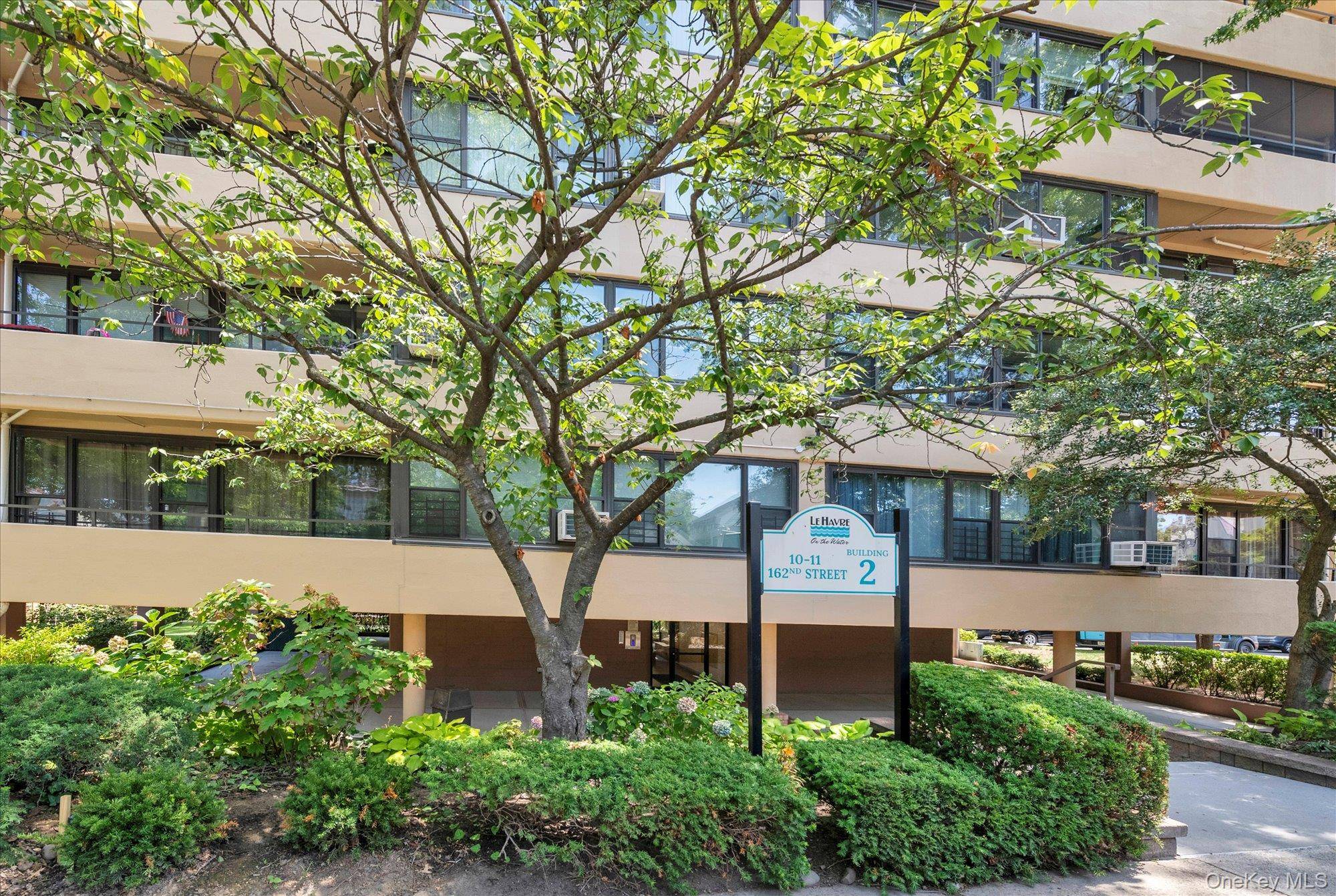 Bright 3 Bedroom, 1 Bath Co op in Whitestone !