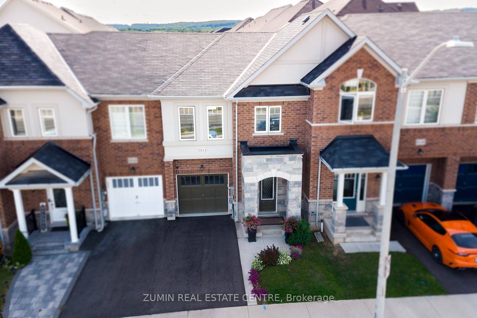 Welcome to 3114 Michelangelo Road, a beautifully upgraded freehold townhome nestled in the heart of Alton Village West one of Burlingtons most family friendly and convenient communities.