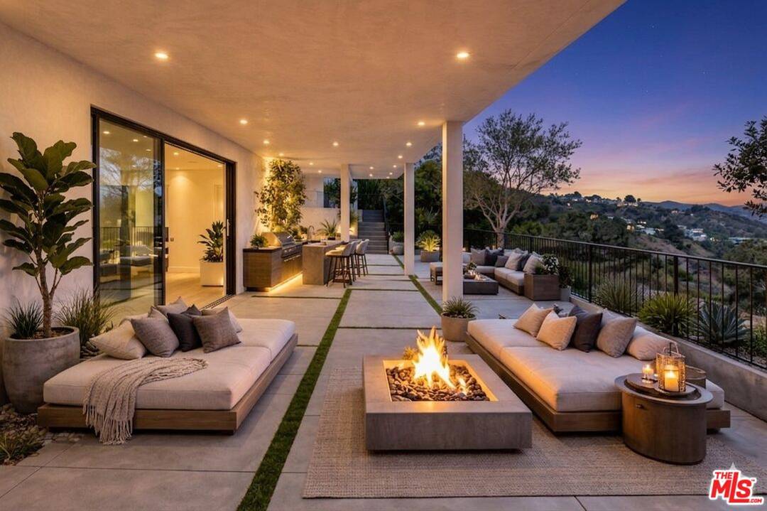 2021   Davies Way 4BR Hollywood Hills East La
