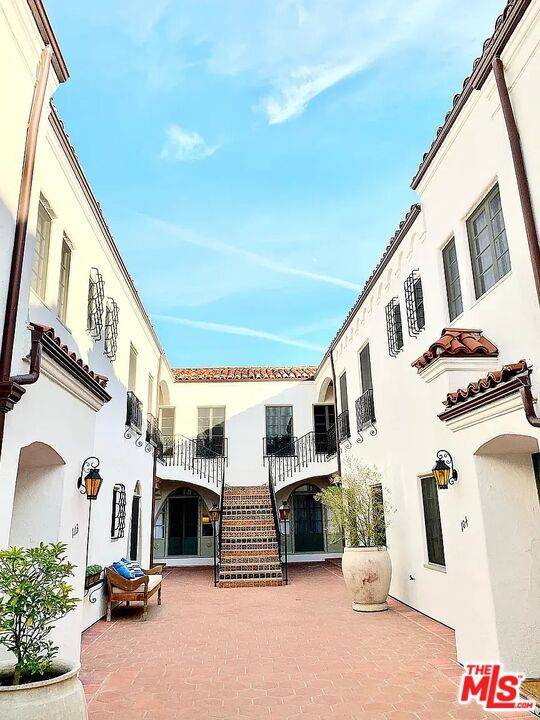 1330  N Harper Ave 2BR Hollywood Hills East La