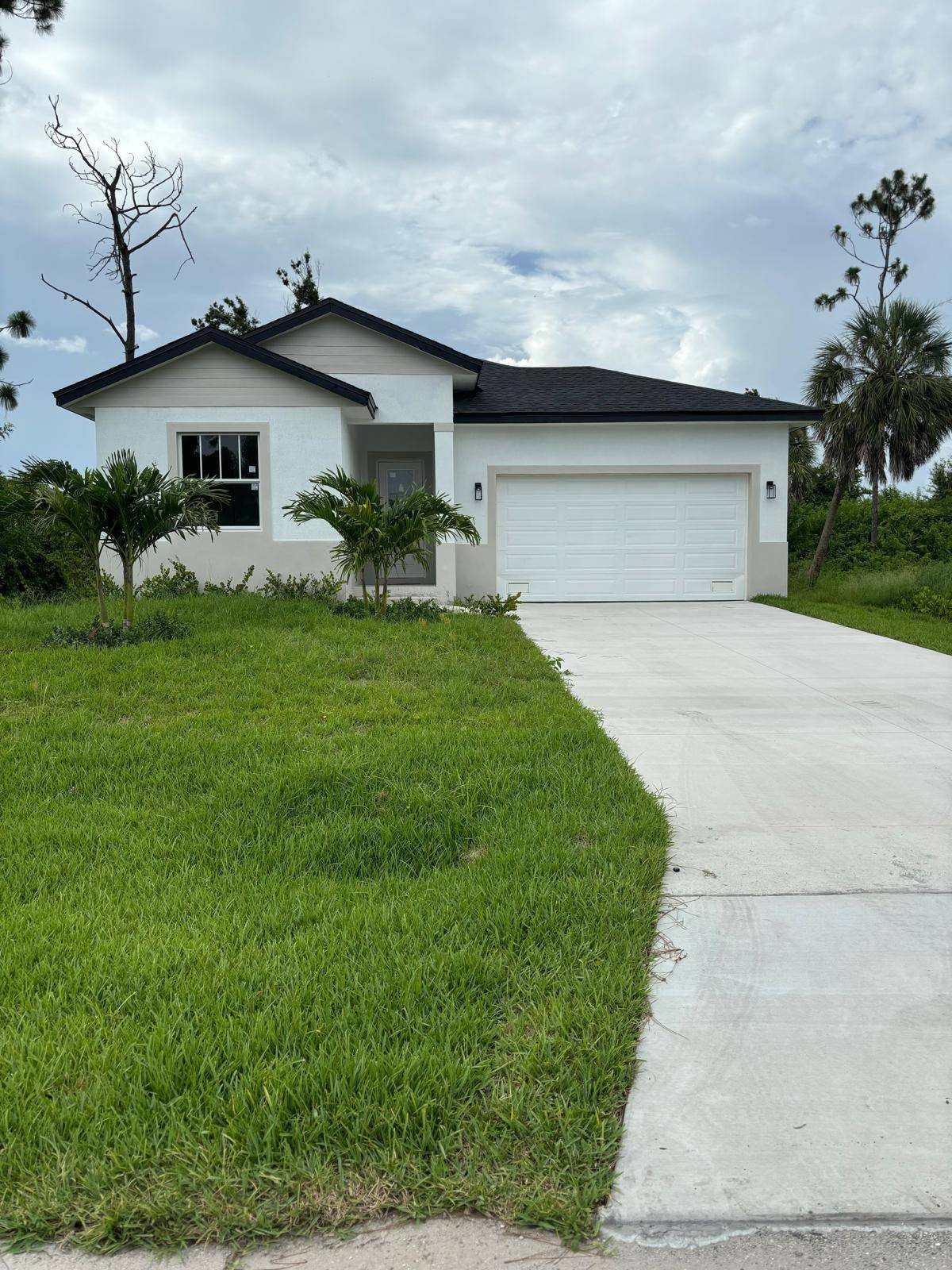 This incredible opportunity cannot be missed to make your dreams come true with this beautiful design and spaciousness, brand new home in a dream community, located in Port Charlotte with ...