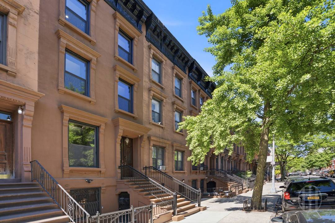 Townhome living meets modern luxury in this newly gut renovated duplex residence occupying the upper two floors of a beautifully maintained Harlem brownstone on one of the neighborhood s most ...