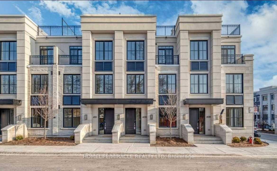 Stunning executive townhouse in the award winning Reserve Townhouse Complex, located in the prestigious East Mineola neighborhood.