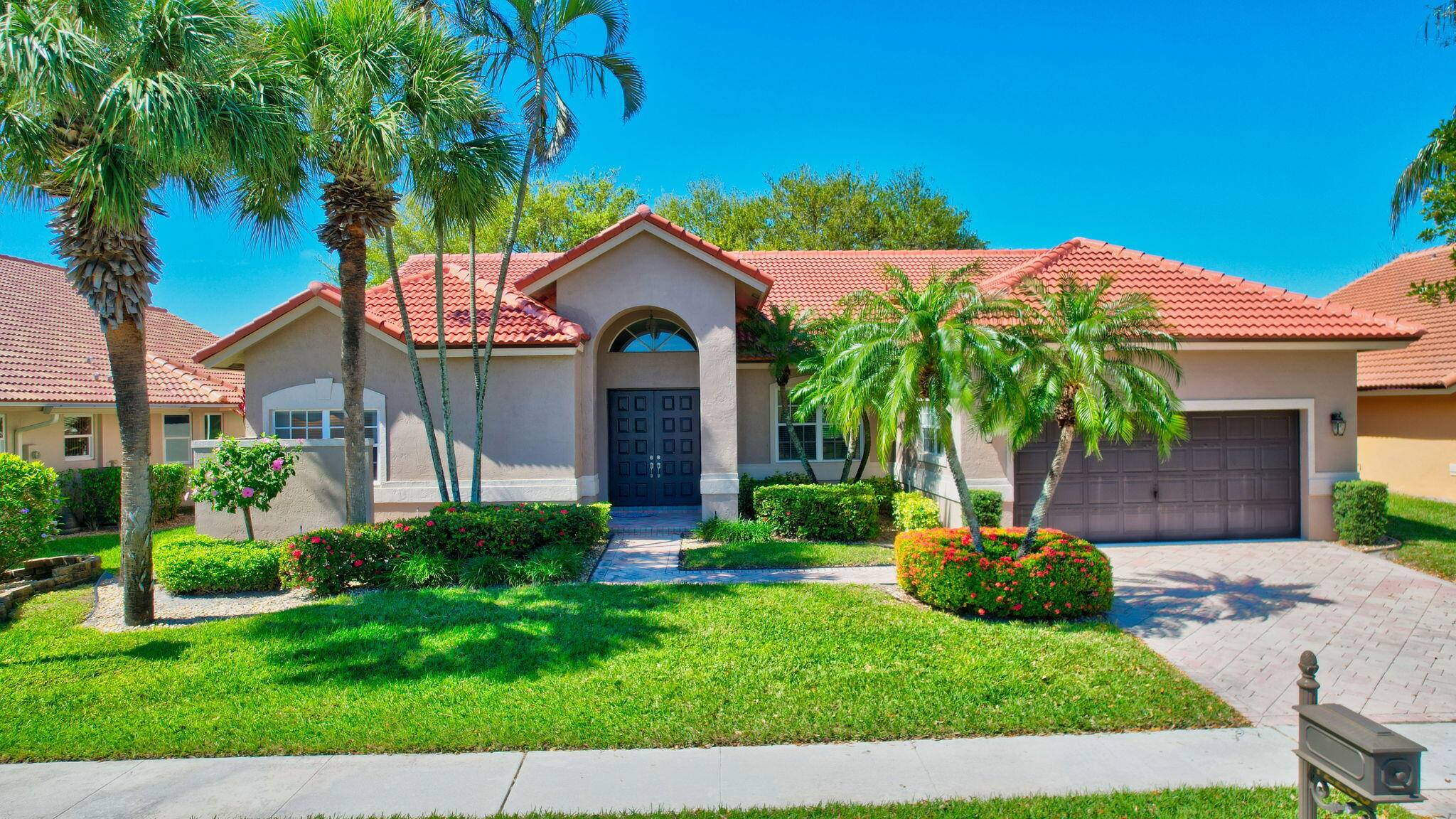 This is a gorgeous, FULLY FURNISHED TURNKEY, modified Dover model which has a spectacular LAKE VIEW from all the rooms in back of the home and consists of 3 bedrooms, ...