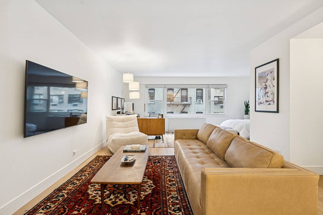 Welcome home to 5R a mint residence in the heart of Lenox Hill.