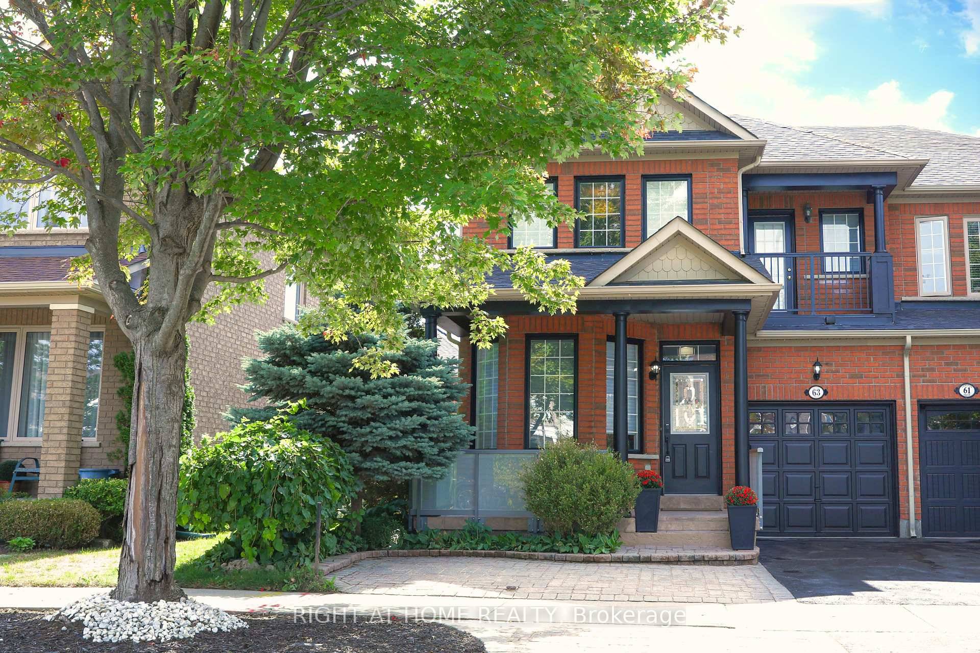 This Gorgeous Semi Like Large Sun filled Renovated Town House Located at Oak Ridges Community, Built by Aspen Ridge, Spacious 3 1 Bed Offer 1800 S.