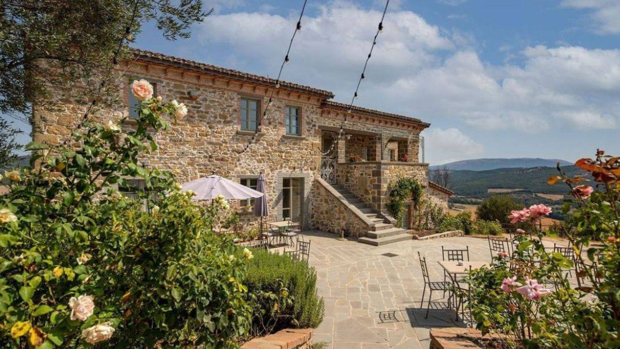Farmhouse with accommodation business swimming pool and 19 hectares of land for sale in Magione Perugia. Panoramic position overlooking Lake Trasimeno