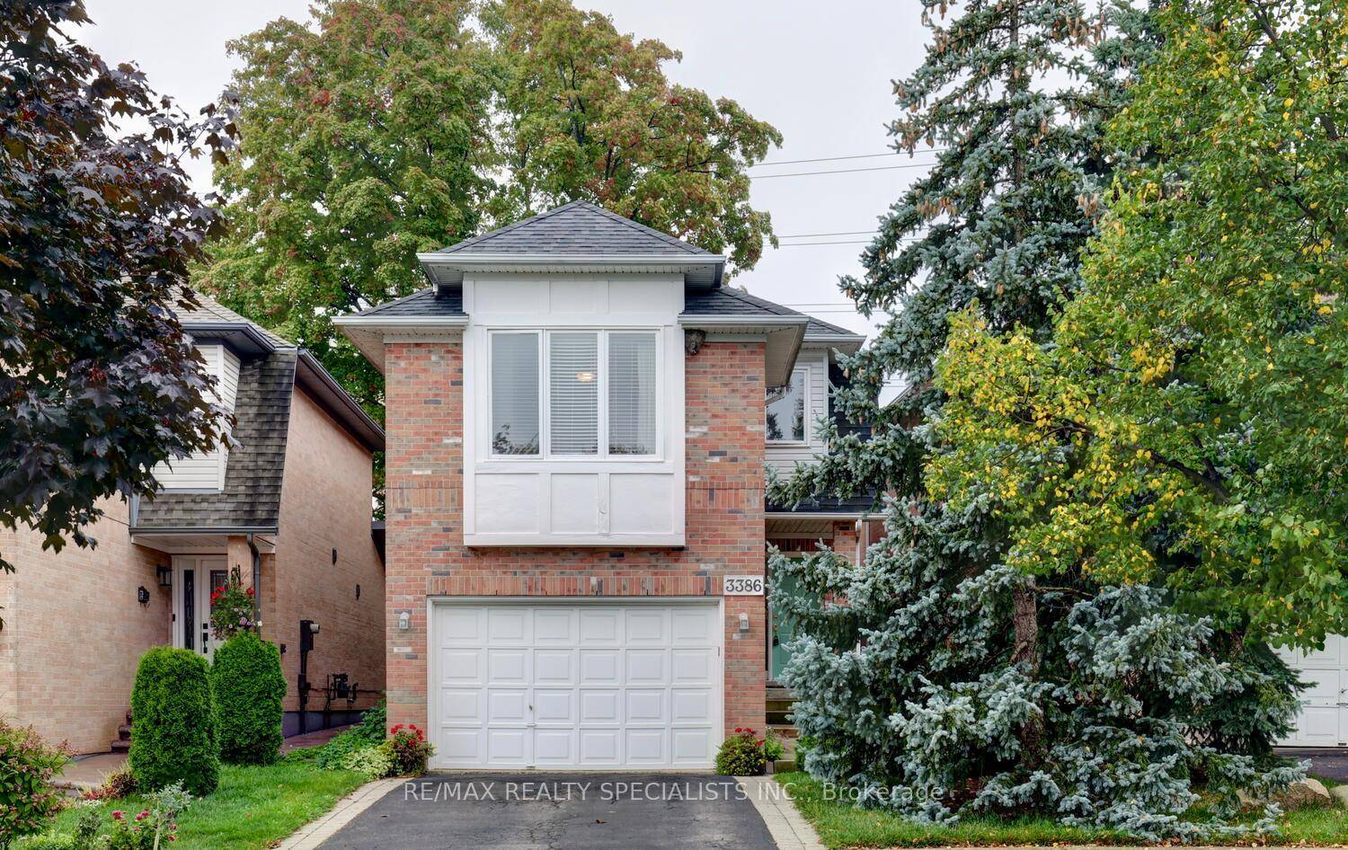 Fantastic detached home over 1800 square feet and located in the family friendly neighbourhood of Erin Mills.