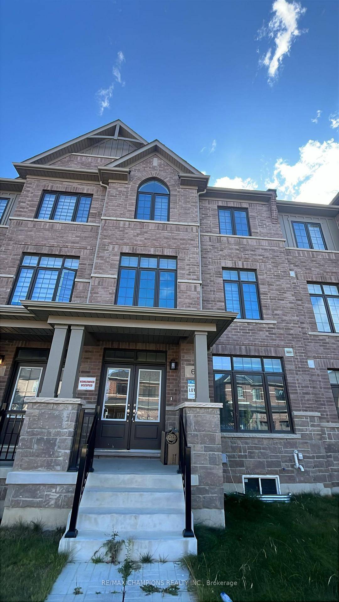 Beautiful Luxury 3 story Town home In The Heart Of Caledon Bright And Spacious Layout with Hickory Model Approx.