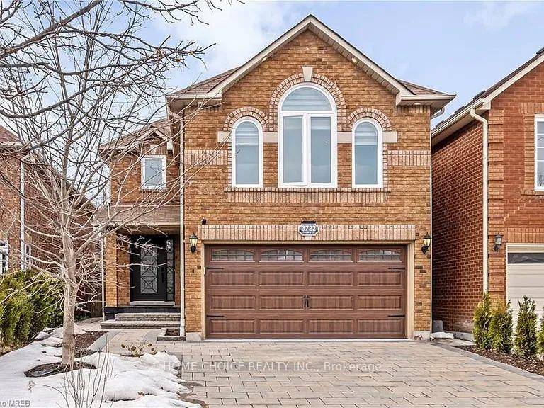 Luxury Living in Lisgar !
