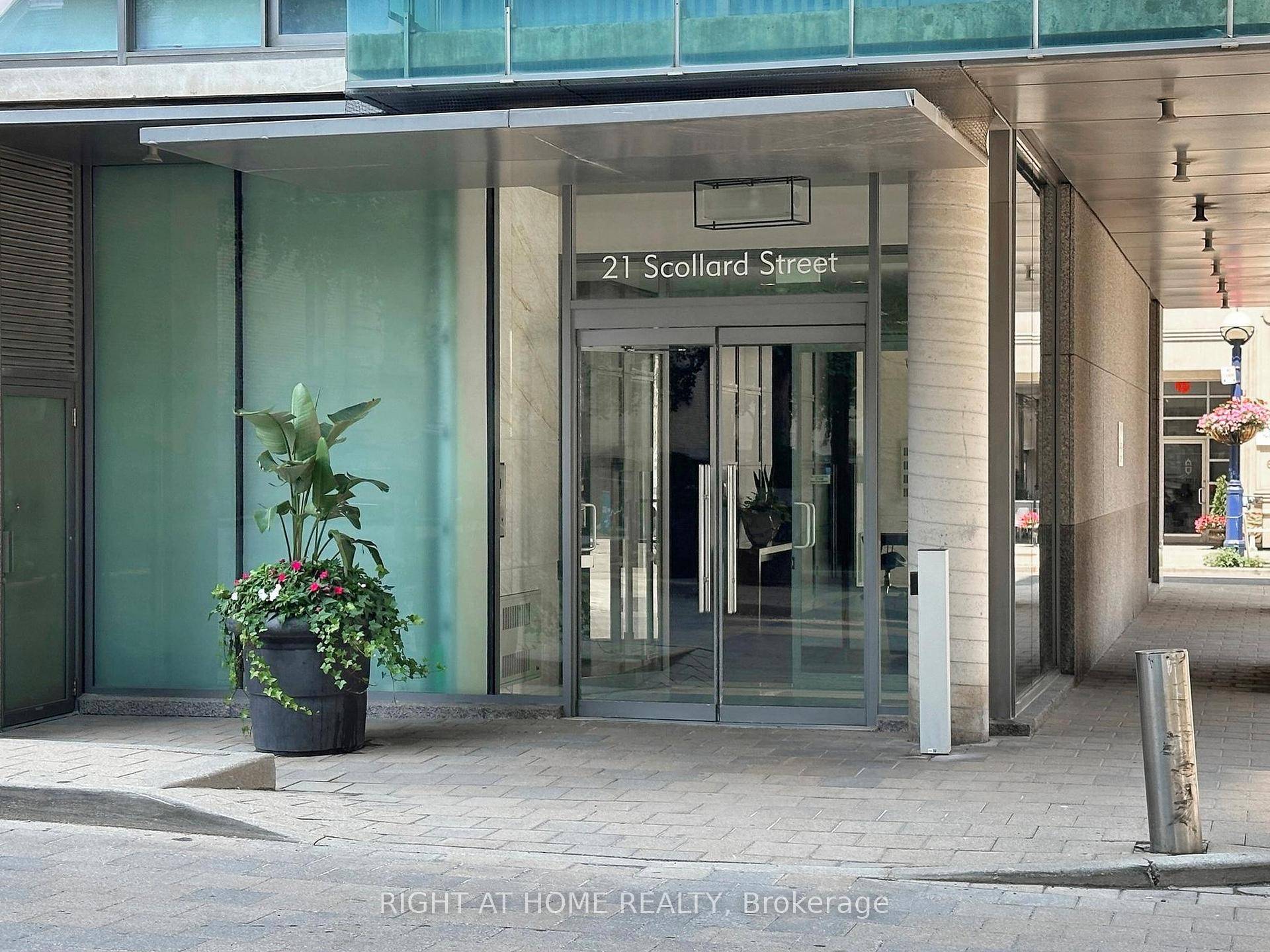 Modern, turnkey, adorable 1 1 bedroom with parking and locker right in the heart of trendy Yorkville in the seven storey Villas condos on 21 Scollard !