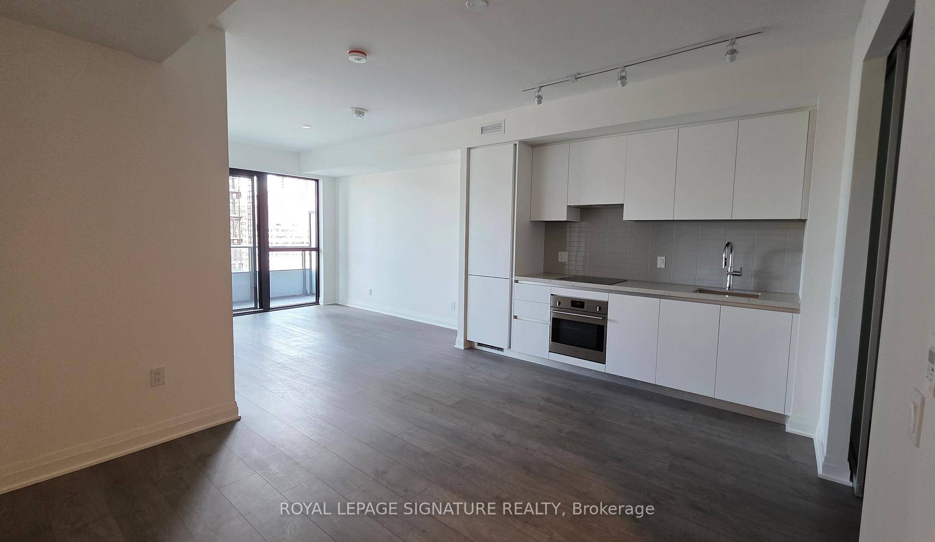 Welcome to Exchange District Condos 1 a luxurious and modern residence perfectly situated in the heart of downtown Mississauga !