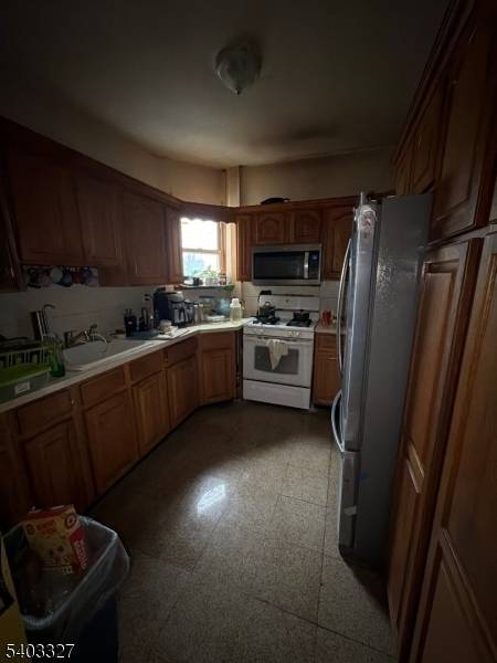 Mix Use Property, commercial space in the first level currently occupy by an appliance store and 2 4bedroom units in the 2nd and 3rd floor currently rented.