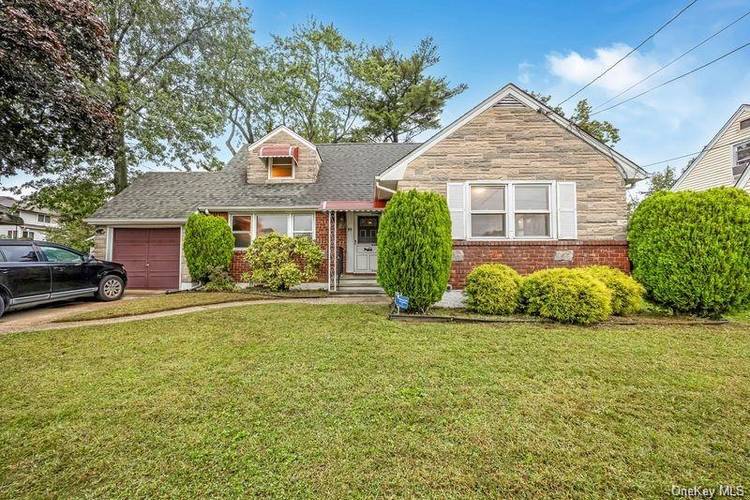 Welcome to this spacious Cape Cod home in desirable Franklin Square area.