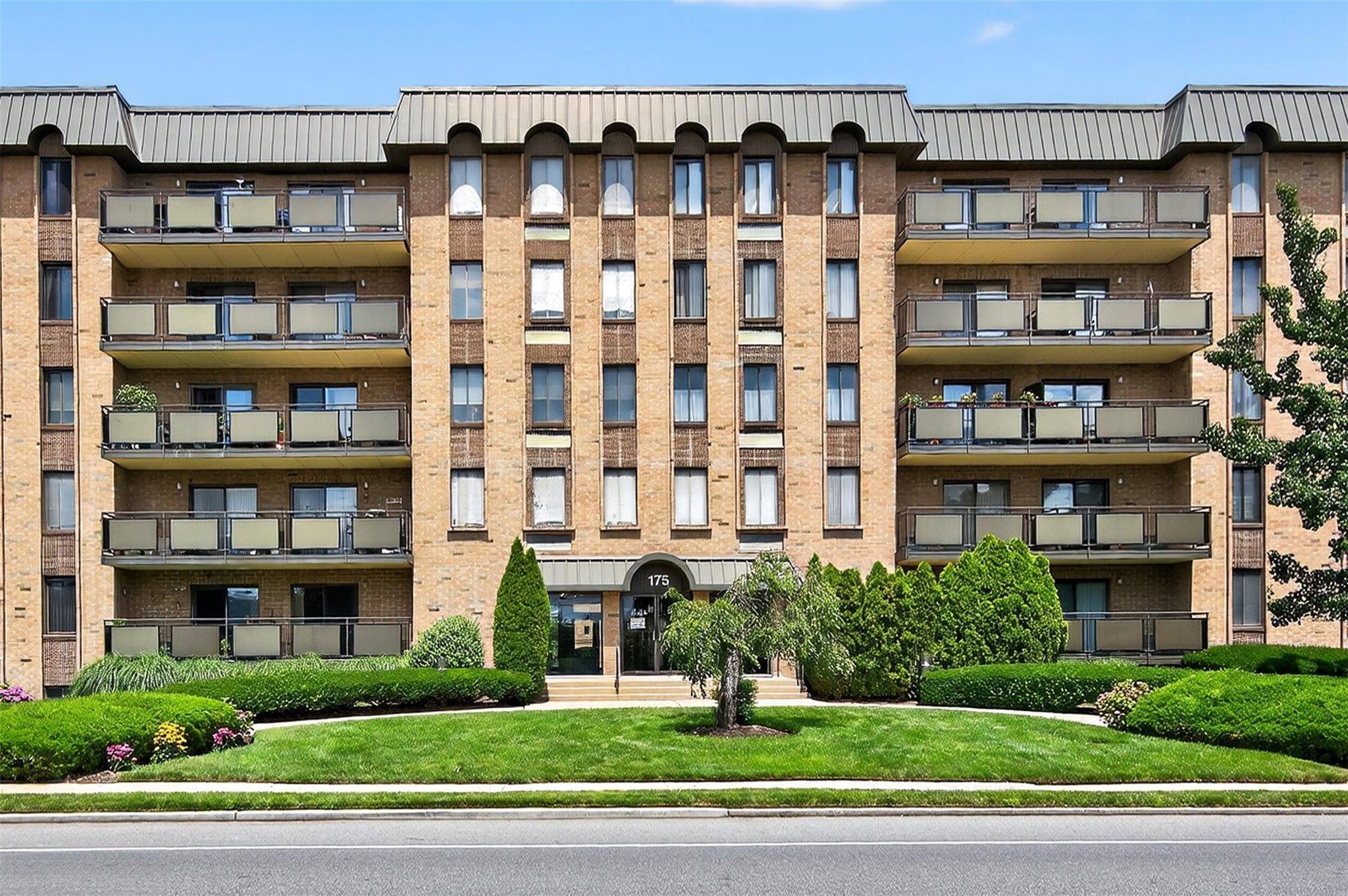 Sun filled, south facing, top floor spacious 2 bedroom condo apartment at The Maple Arms !