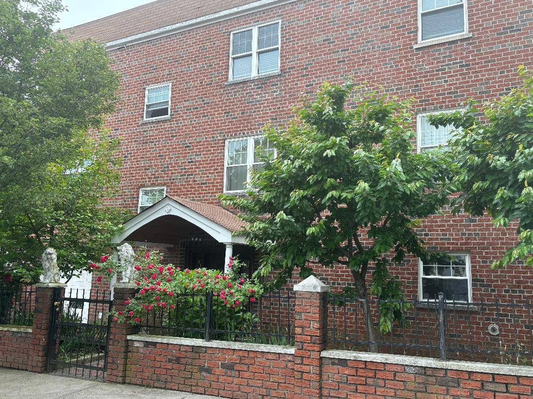 This exceptional three bedroom apartment is situated in the residential area of Pelham Gardens.