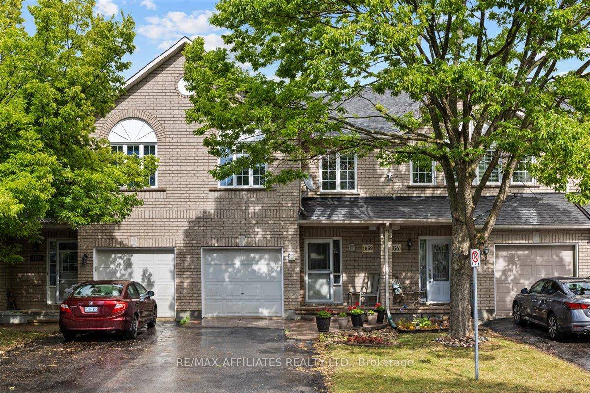 Welcome to this beautifully maintained 3 bedroom, 3 bathroom townhouse in the heart of Fallingbrook a family friendly neighbourhood known for its schools, parks, and convenient amenities.