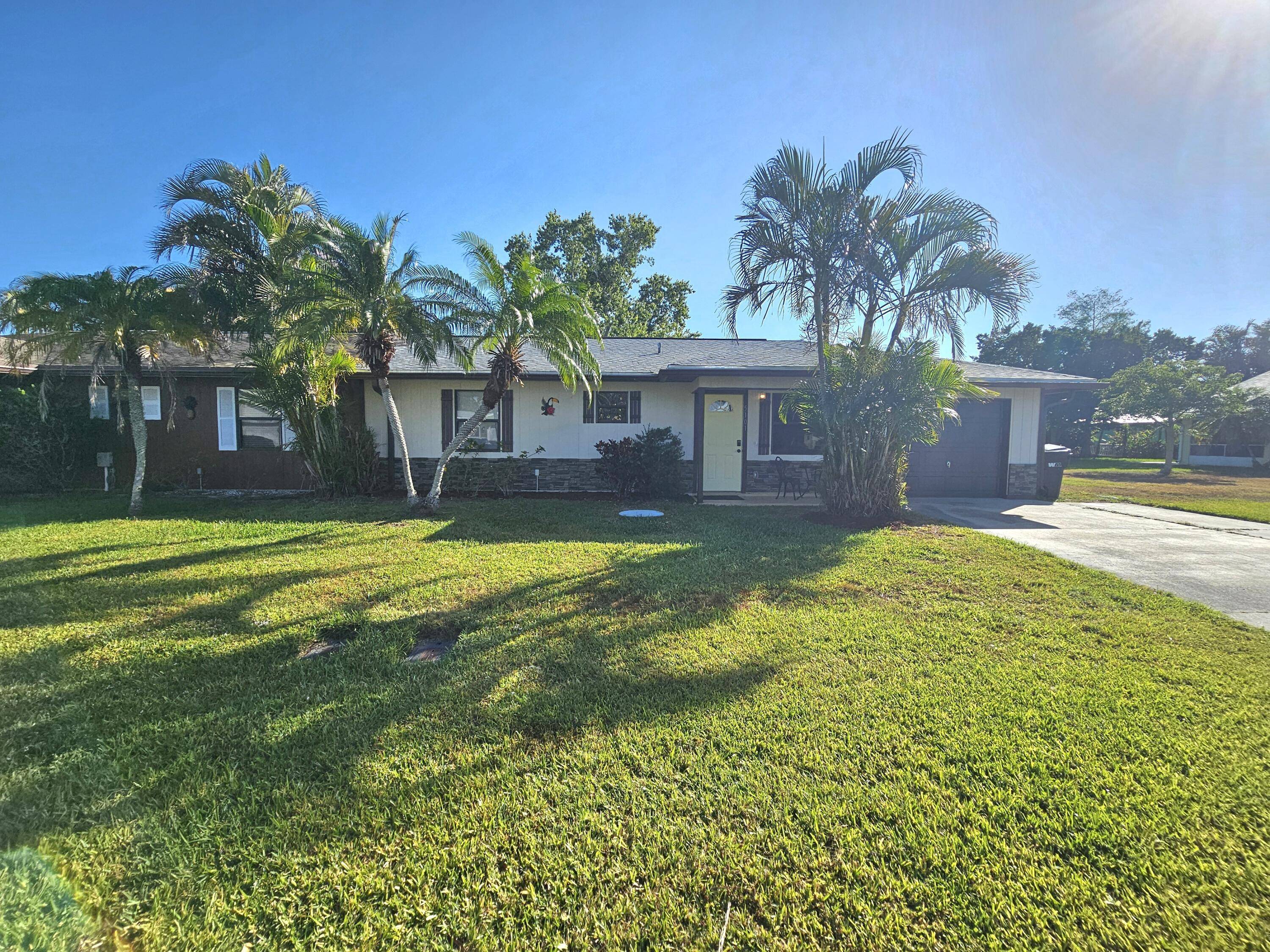 Kings Bay Remodeled Immaculate Home 2Bed 2Bath plus Bonus room perfect for a home office guest space, or hobby area.