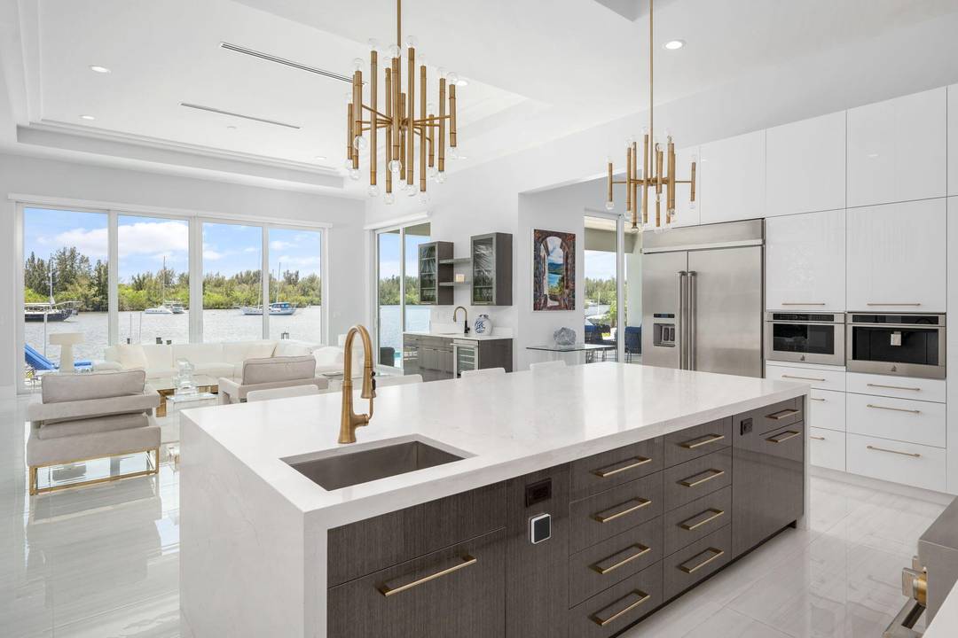 Luxury riverfront living in Vero Beach !