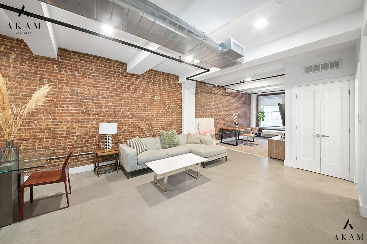 Welcome to this amazing loft apartment in the heart of the Flatiron District, just steps from Union Square.