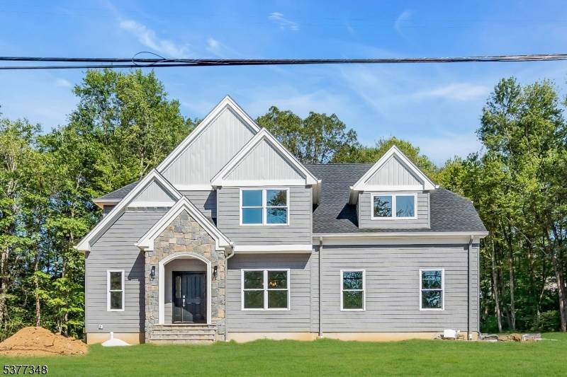 NEW CONSTRUCTION COLONIAL !