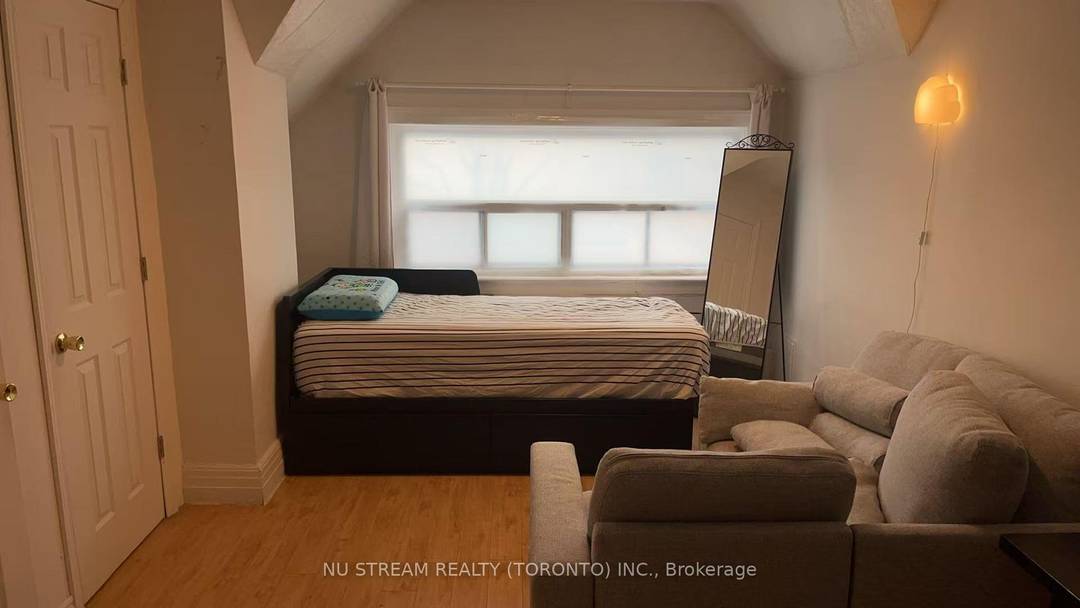 Unbeatable location ! Situated right besides U of T !