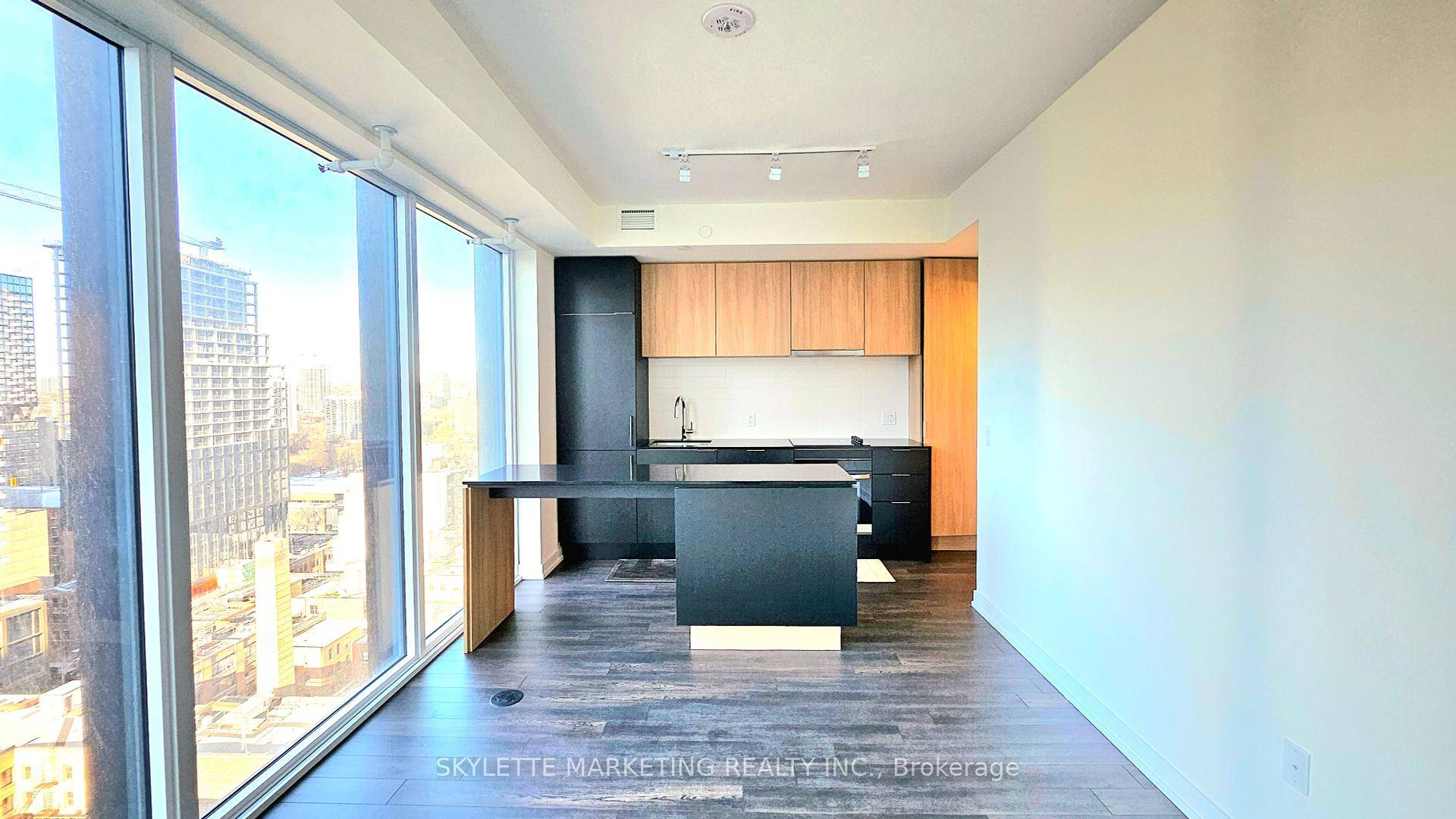 BRAND NEW 1 Den corner suite at The Saint by Minto with a spacious 9ft ceiling.
