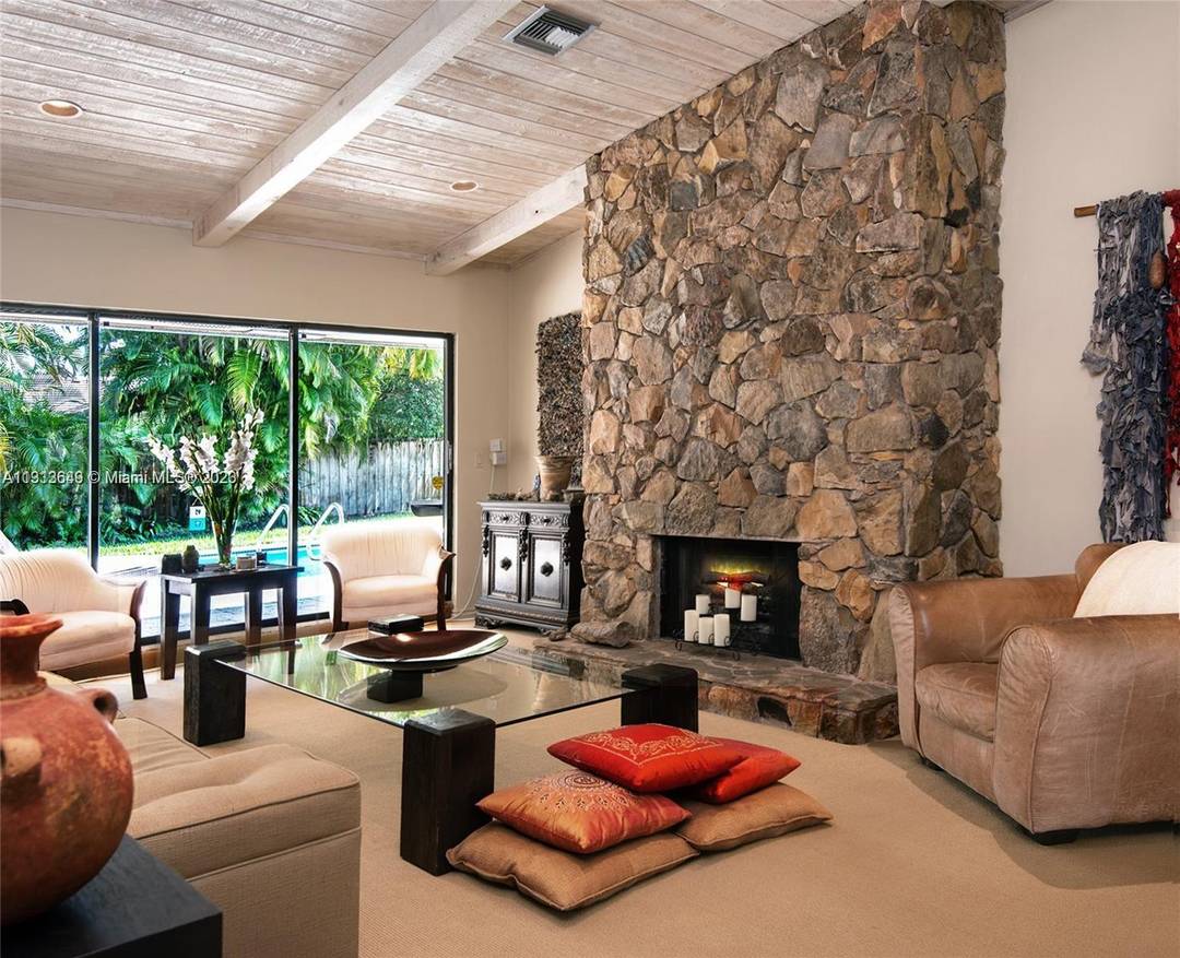 SPECTACULAR, MODERN LARGE HOUSE IN HIGHLAND LAKES AWAITS A FAMILY TO CALL THIS THEIR NEW HOME !