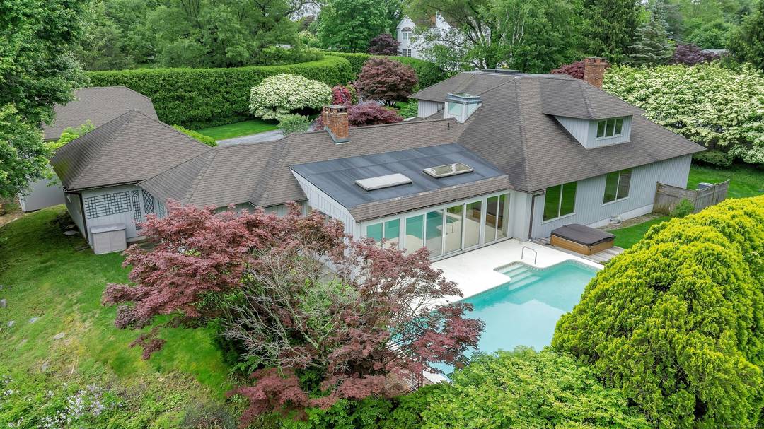 Welcome to this charming house.