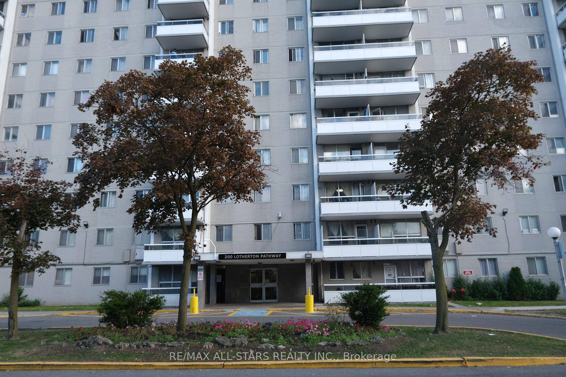 Great Location No Need for Elevators Main Floor Unit Ideal for pet owners Large 3 1 Bedrooms 2 Washrooms Laundry Ensuite Only Minutes to Yorkdale Shopping Centre Hi Way 401, ...