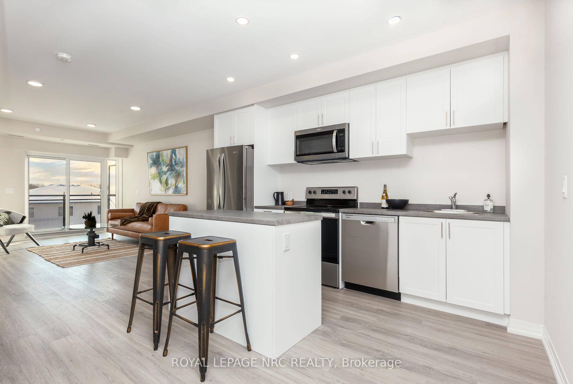 Experience life on your terms in this 2 bedroom, 2 bathroom open concept kitchen with living room unit overlooking a golf course and a view of Brock Tower in the ...